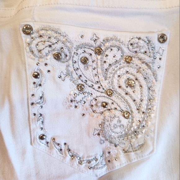 Earl Jeans White Rhinestone Capris (8) - Picture 5 of 5